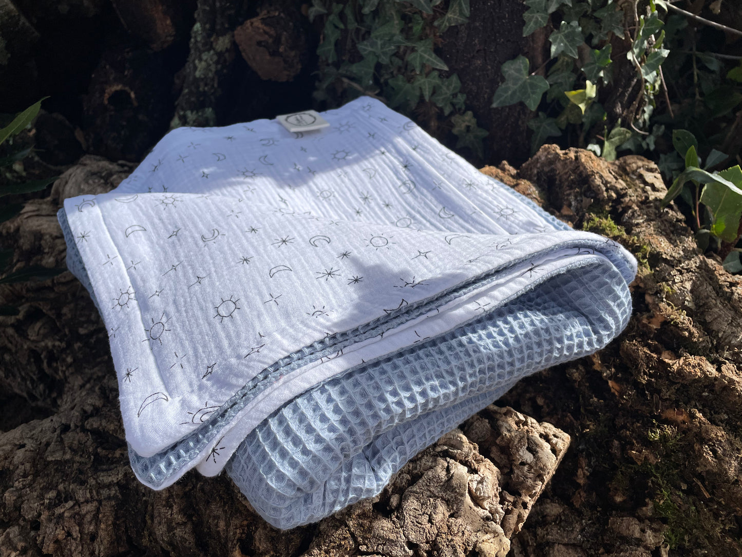 Plaid Sami azul y blanca con estampados de sol, estrellas y lunas. - Arrullo bebé