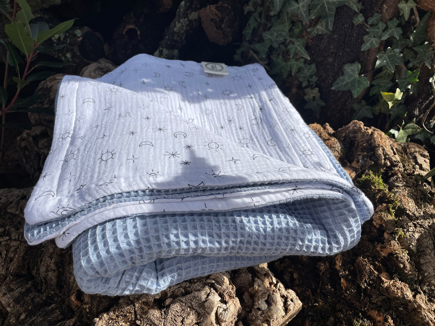 Plaid Sami azul y blanca con estampados de sol, estrellas y lunas. - Doble capa Muselina