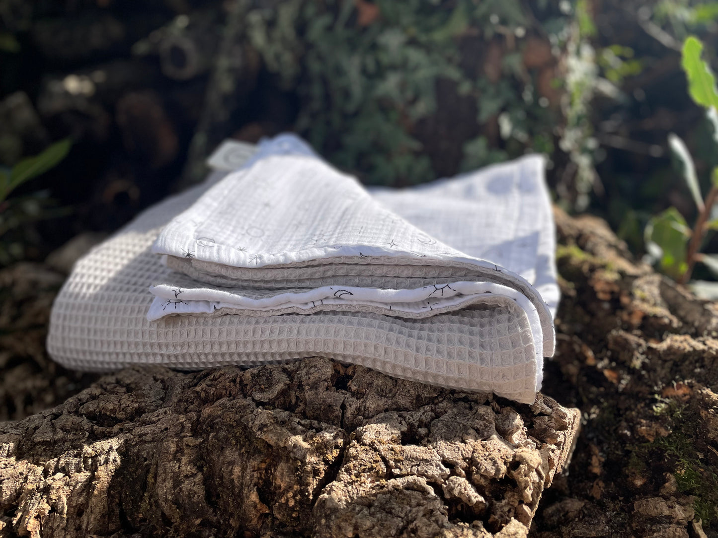 Plaid Sami gris y blanca  con estampados de sol, estrellas y lunas. - Manta bebé