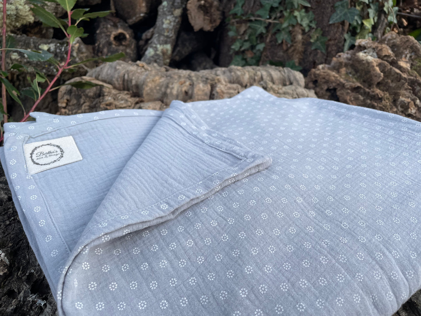 Plaid Sónia Gris estampado Margaritas Blancas - Hecha a mano, suave y ligera