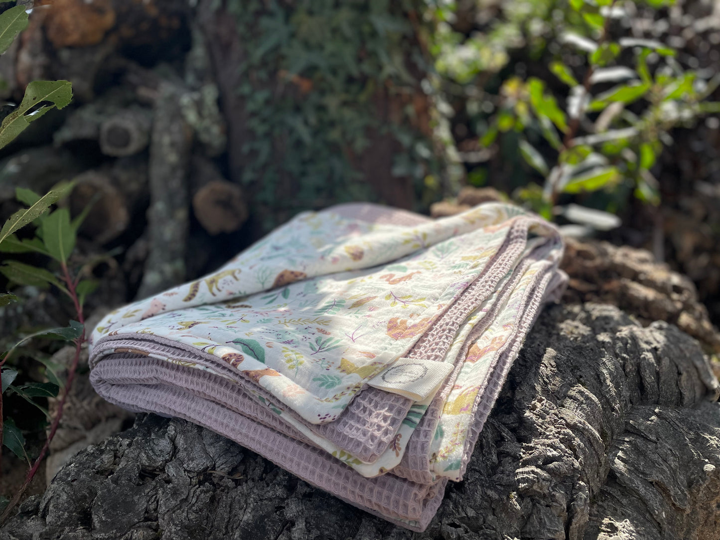 Plaid Sami Rosa y Animales del bosque con flores - Hecho a mano