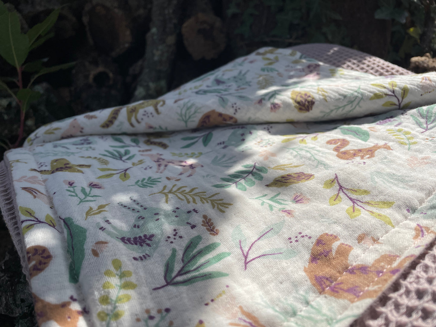 Plaid Sami Rosa y Animales del bosque con flores - doble capa Muselina