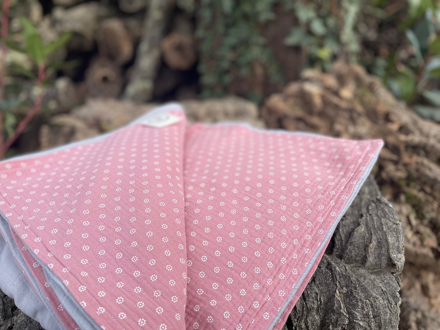 Plaid Carmen Gris y Rosa empolvado con Margaritas Blancas - Hecha a mano