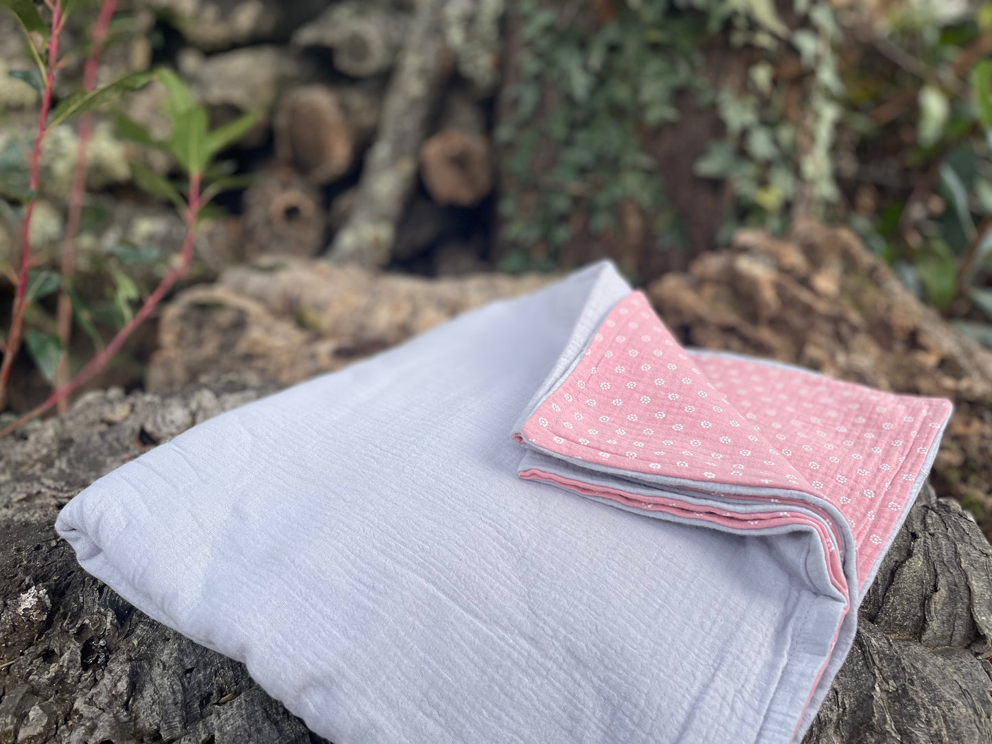 Plaid Carmen Gris y Rosa empolvado con Margaritas Blancas - Muselina