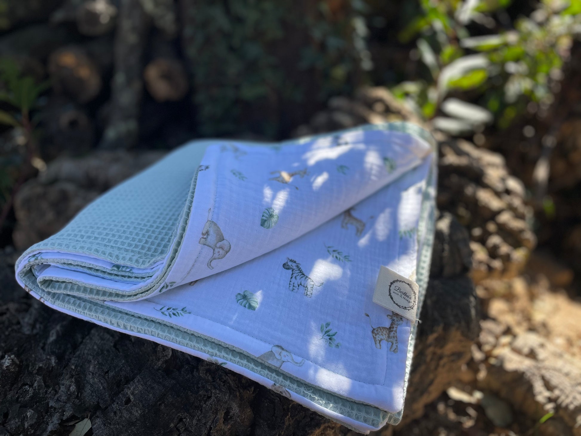 Plaid Sami Verde Mint y Animales de la Sabana Africana - Artesanal con certificado OEKO-TEX