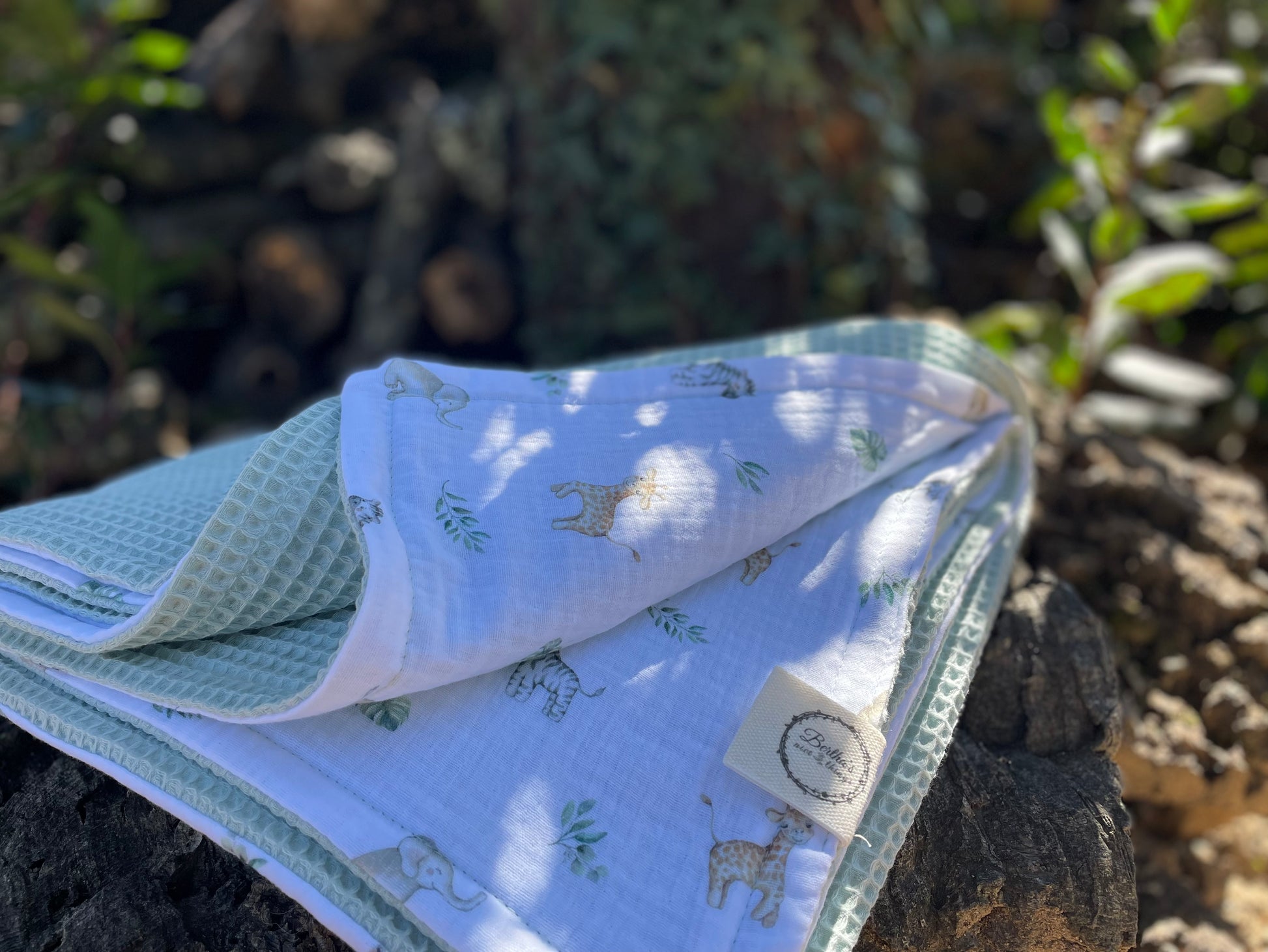 Plaid Sami Verde Mint y Animales de la Sabana Africana - Arrullo bebé, suave y delicado.