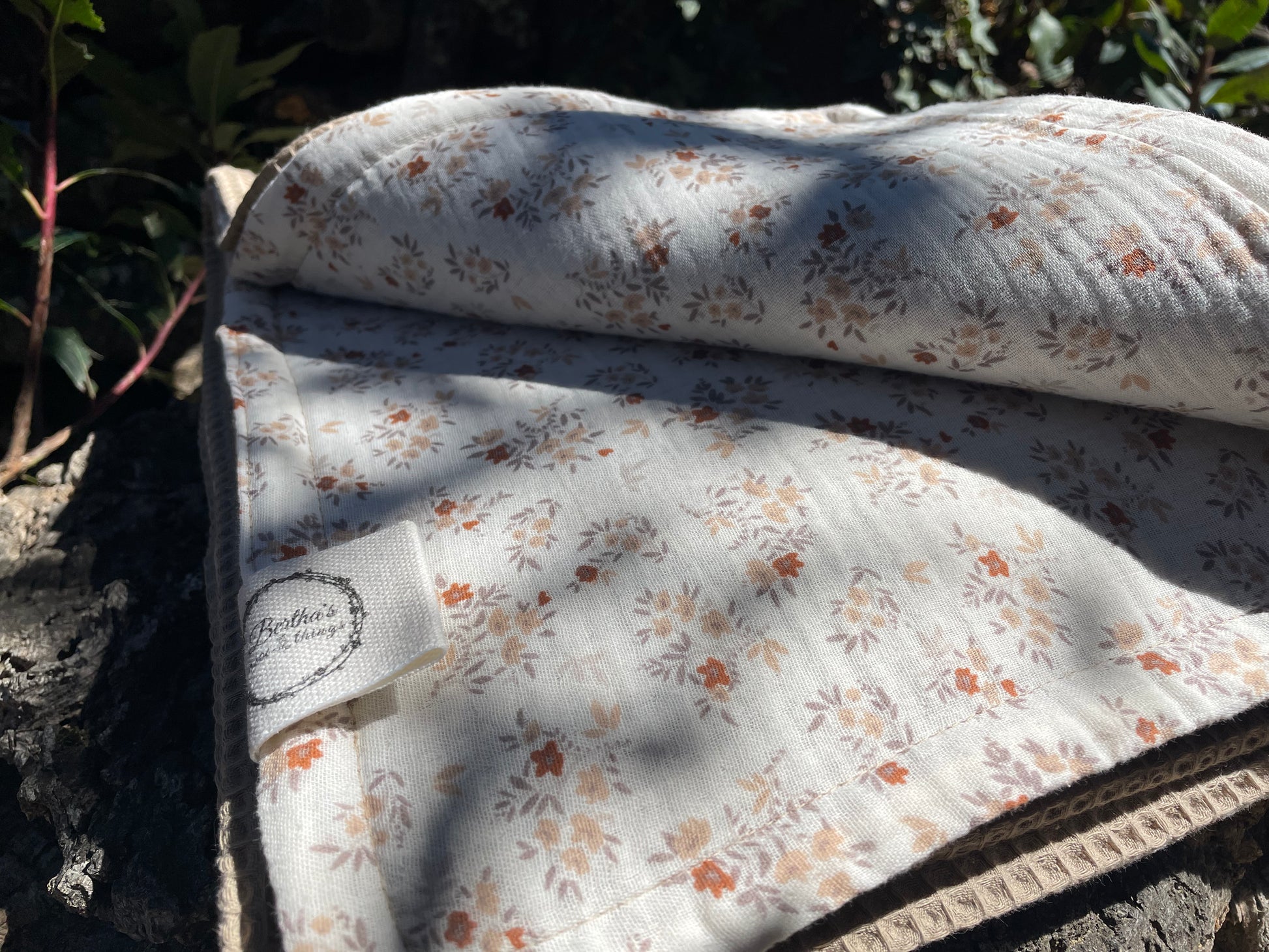 Plaid Sami Beig y Flores del Bosque - Tela romántica