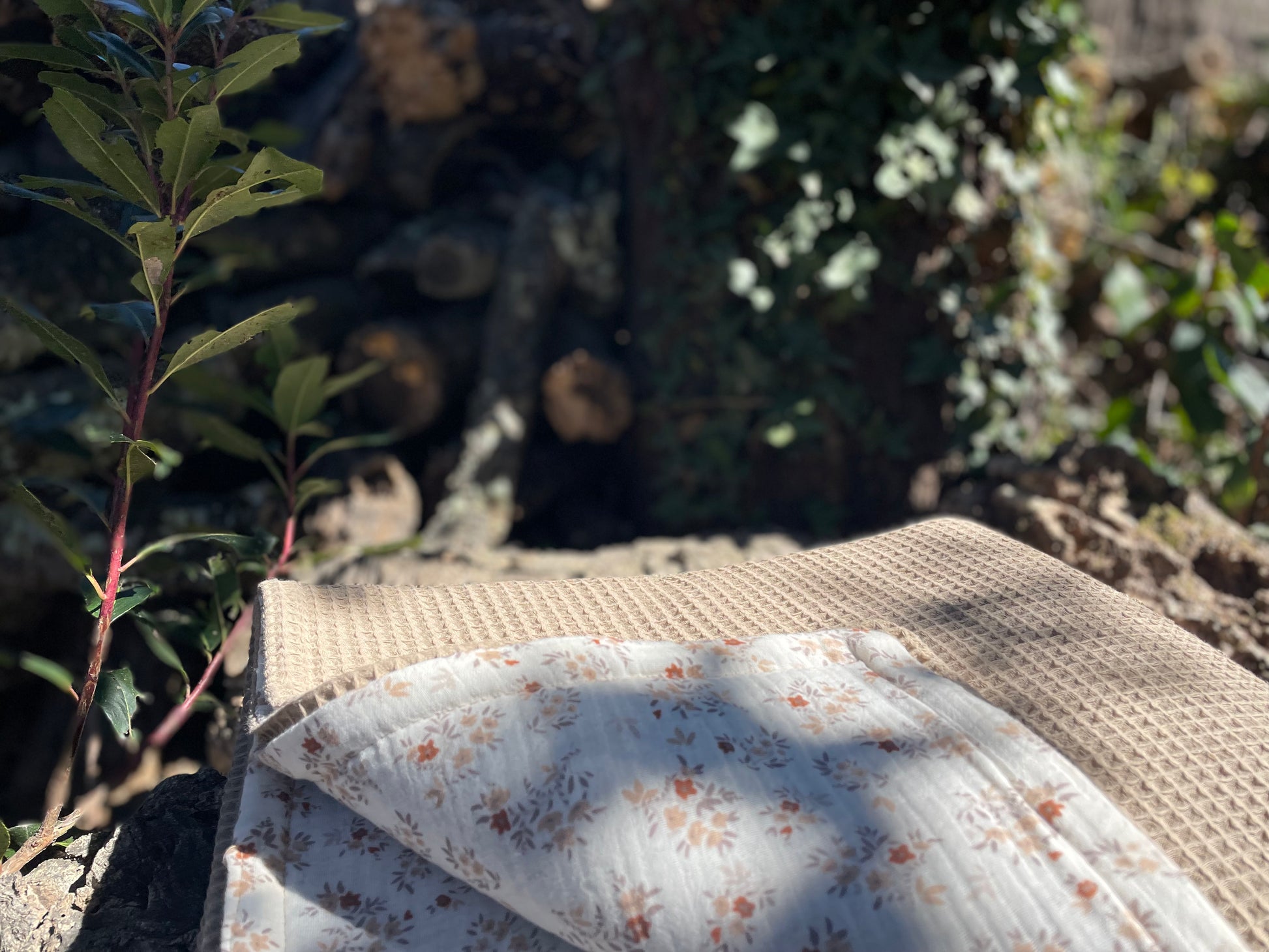 Plaid Sami Beig y Flores del Bosque - Ideal para la cama, el sofá, momento de calma