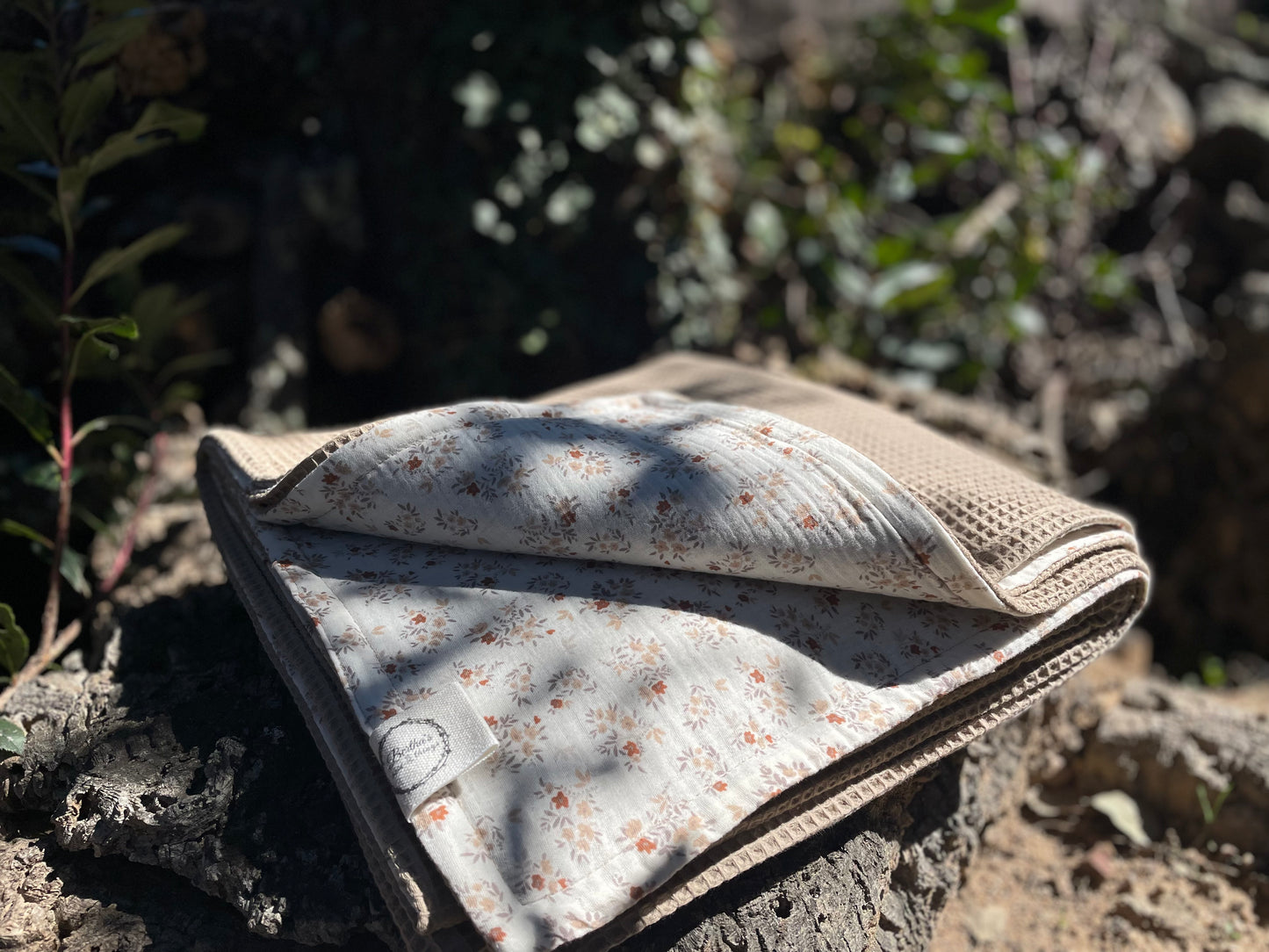 Plaid Sami Beig y Flores del Bosque - Artesanal OEKO-TEX