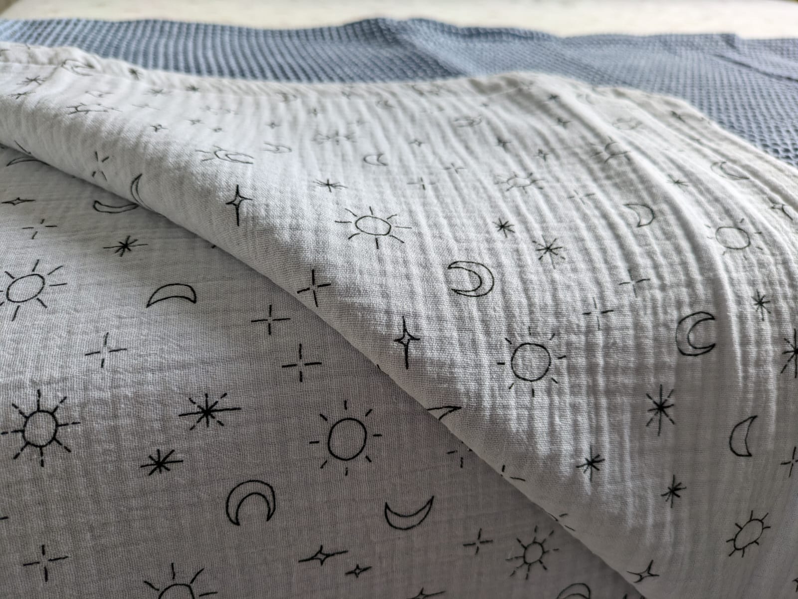 Plaid Sami azul y blanca con estampados de sol, estrellas y lunas. - OEKO-TEX