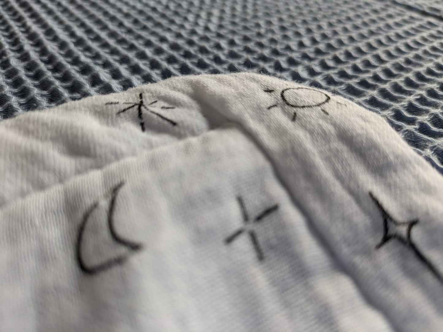 Plaid Sami azul y blanca con estampados de sol, estrellas y lunas. - Artesanal